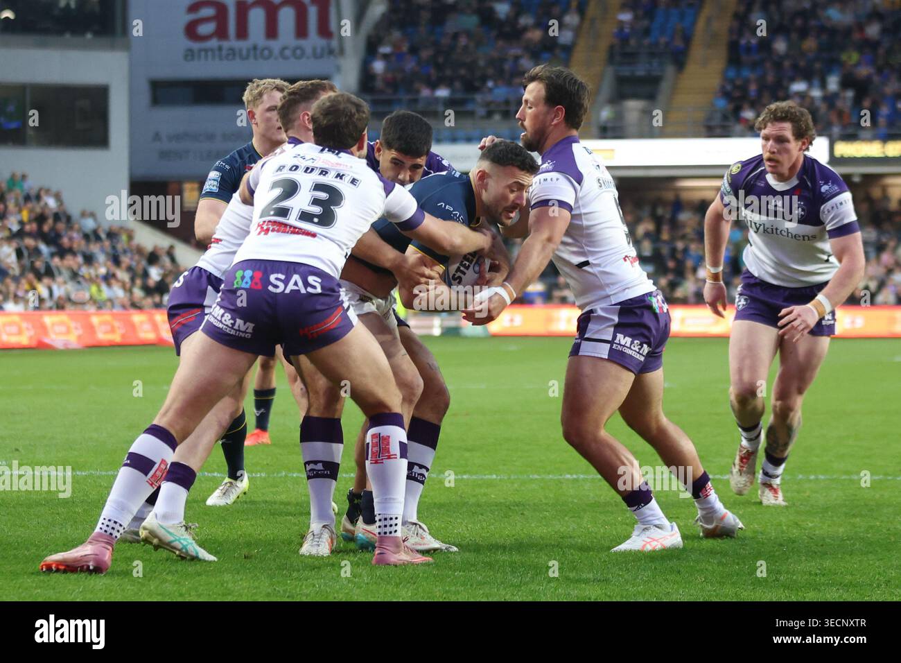 Leeds, Regno Unito. 1° maggio 2026. AMT Headingley Rugby Stadium, Leeds, West Yorkshire, 1 maggio 2026. Leeds Rhinos vs Wakefield Trinity (Betfred Super League) Jake Connor dei Leeds Rhinos placcato da Josh Rourke e Tyson Smoothy di Wakefield Trinity Credit: Touchlinepics/Alamy Live News Foto Stock
