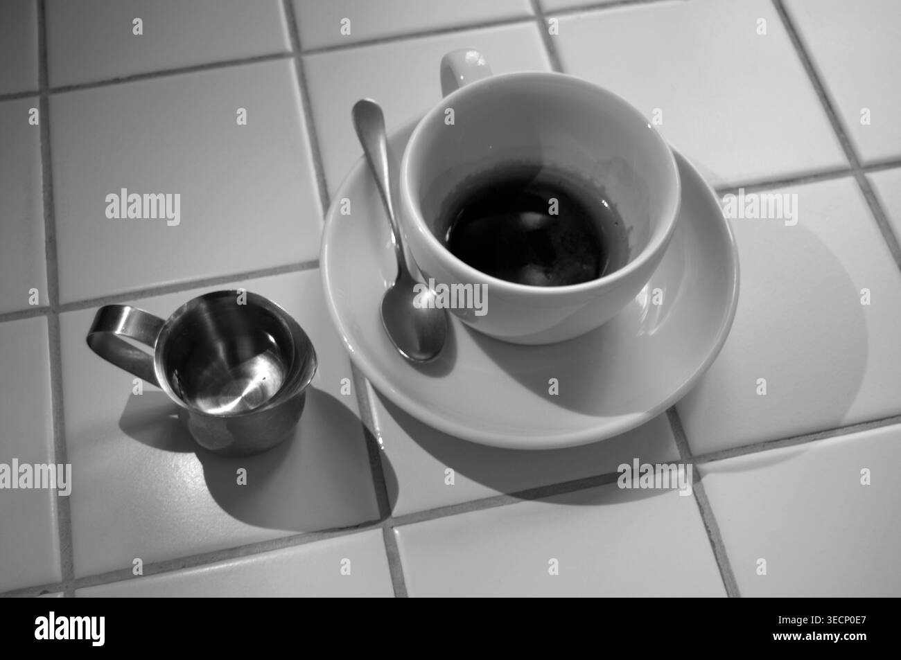Una tazza di caffè su un tavolo. Tazza americana su un tavolo bianco piastrellato del ristorante. Foto Stock