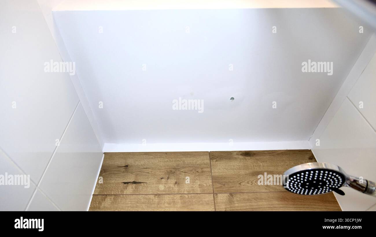 Vernice del soffitto del bagno, pelatura e danni causati dall'umidità Foto Stock