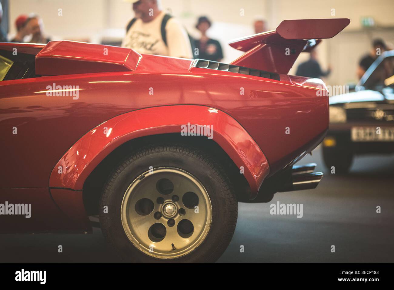 Questa splendida auto sportiva rossa è un simbolo senza tempo dell'eccellenza automobilistica e dell'innovazione del design Foto Stock