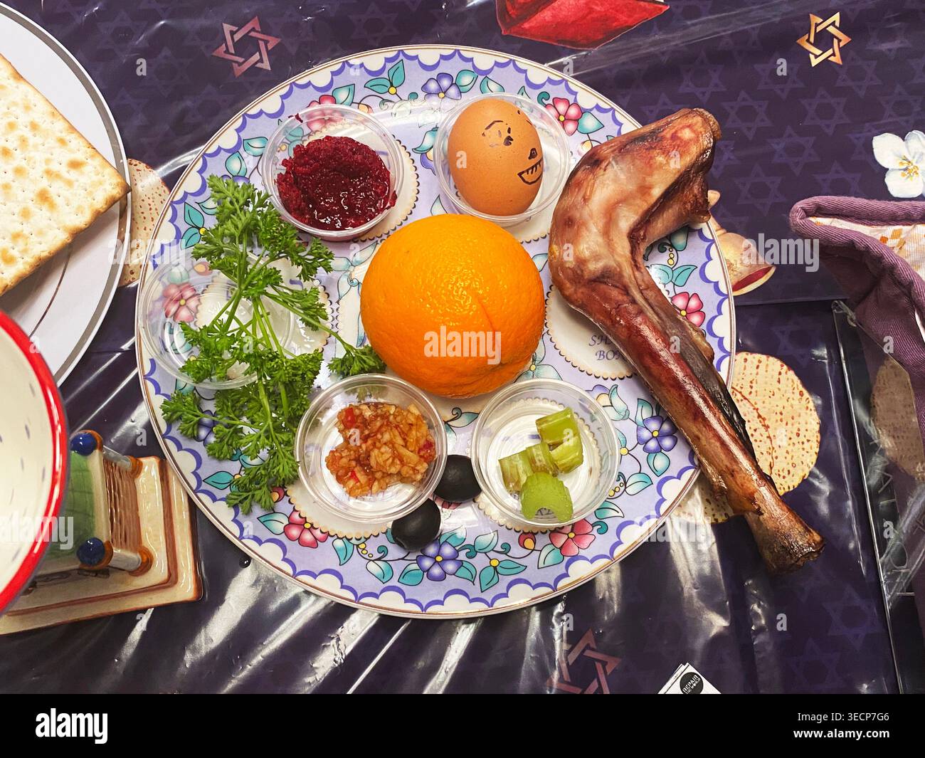 Tavolo per la celebrazione ebraica della Pasqua, con il Seder Plate. Foto Stock