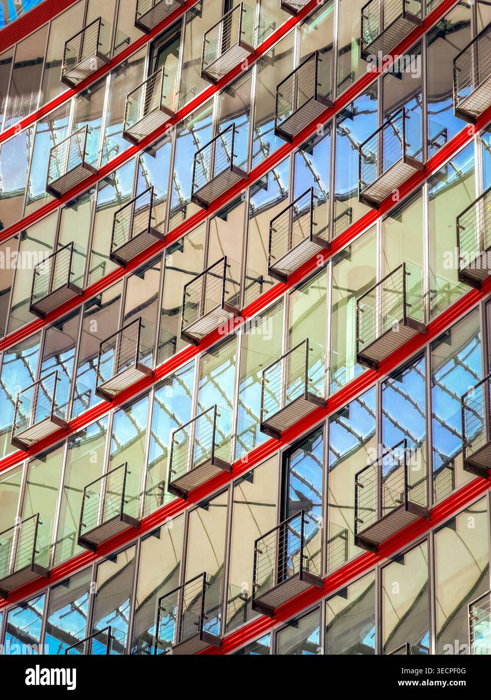 Facciata a muro a tenda del Sony Center con balconi in acciaio rosso e vetro, Potsdamer Platz, Berlino Foto Stock