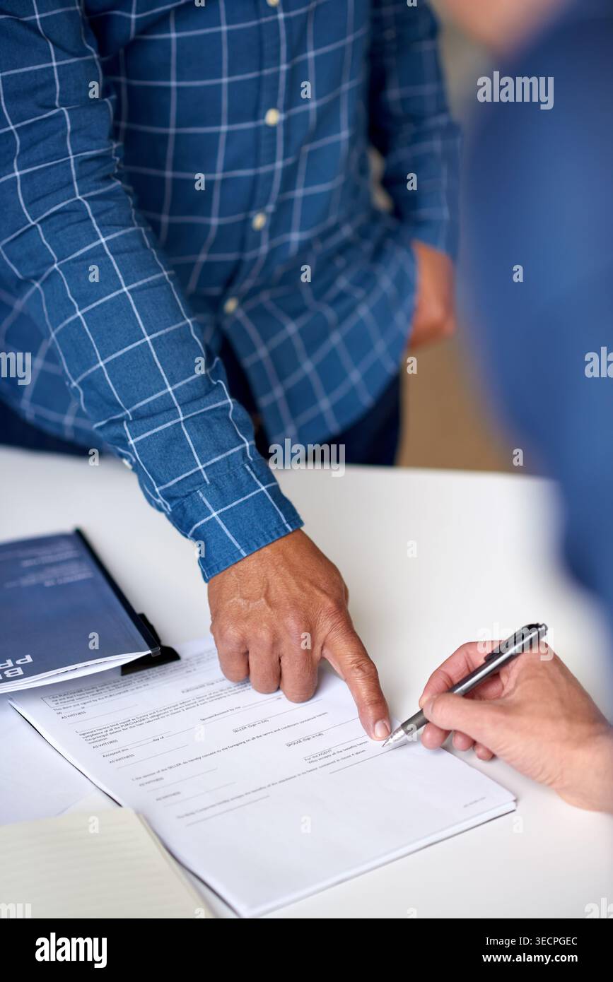 Firma, punta e consegna agli imprenditori con contratto di investimento, acquisto di azioni e accordo conclusivo. Contratto, investitore e cliente con trasferimento Foto Stock