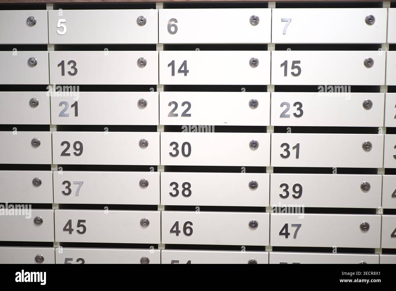 Caselle postali in una stanza postale con alloggiamenti numerati Foto Stock