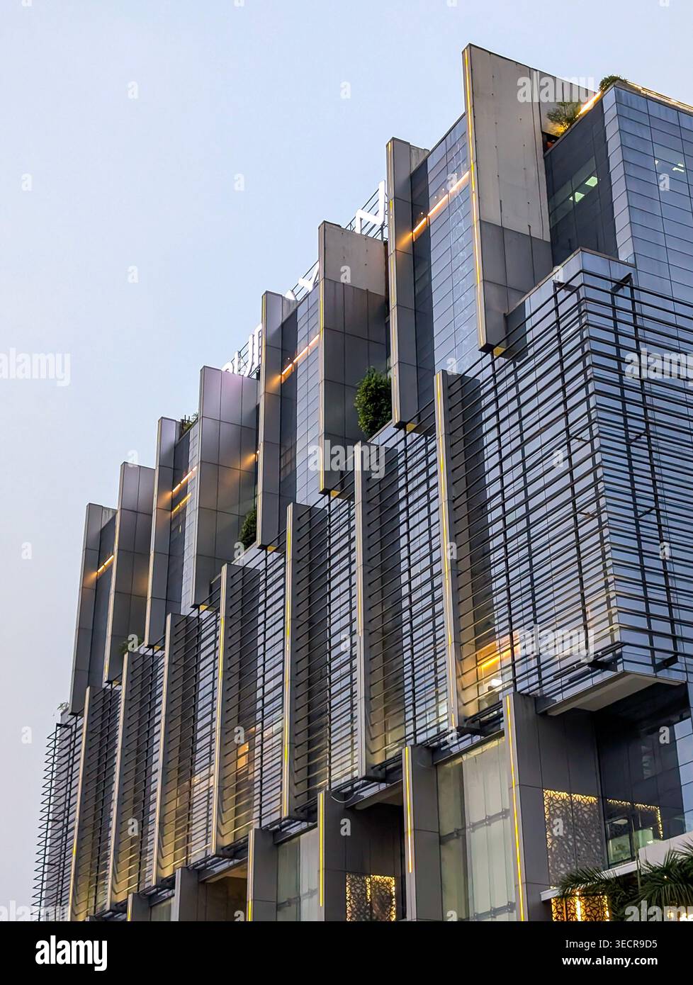 Le linee eleganti e gli accenti luminosi definiscono l'eleganza urbana moderna. - Immagine stock catturata con smartphone