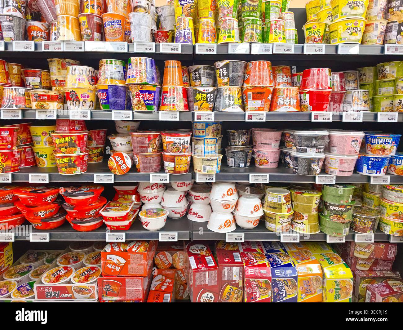 Icheon, Corea del Sud - 7 marzo 2026: Confezioni di noodle Ramen in un negozio in Corea Foto Stock