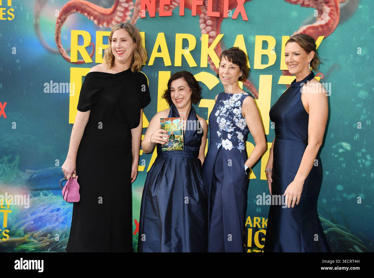 LOS ANGELES, CALIFORNIA - APRILE 30: (L-R) Helen Atsma, Miriam Parker, Kristin Nelson e ospite alla prima di Los Angeles di 'Remarkab di Netflix Foto Stock