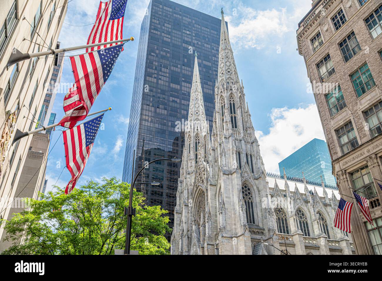 Vista di New York City caratterizzata da una miscela di grattacieli moderni e architettura storica, con bandiere americane che sventolano. Catturare l'essenza degli Stati Uniti Foto Stock