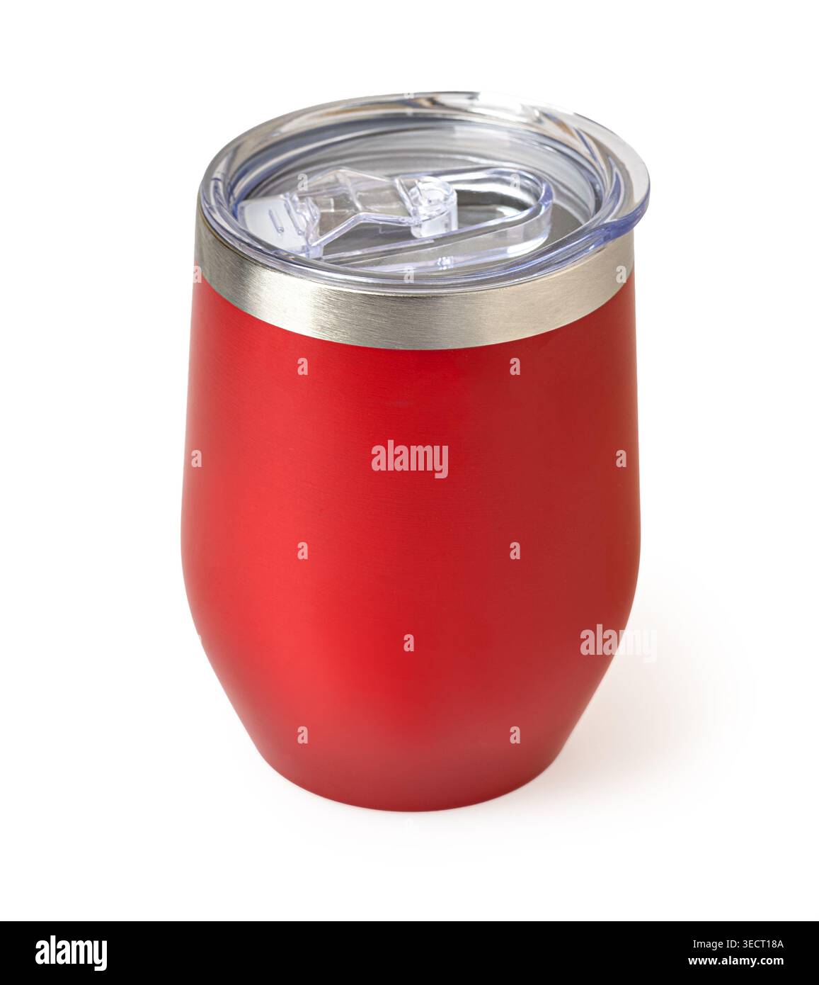 Bicchiere in acciaio inox isolato rosso con coperchio in plastica trasparente e bordo in argento Foto Stock