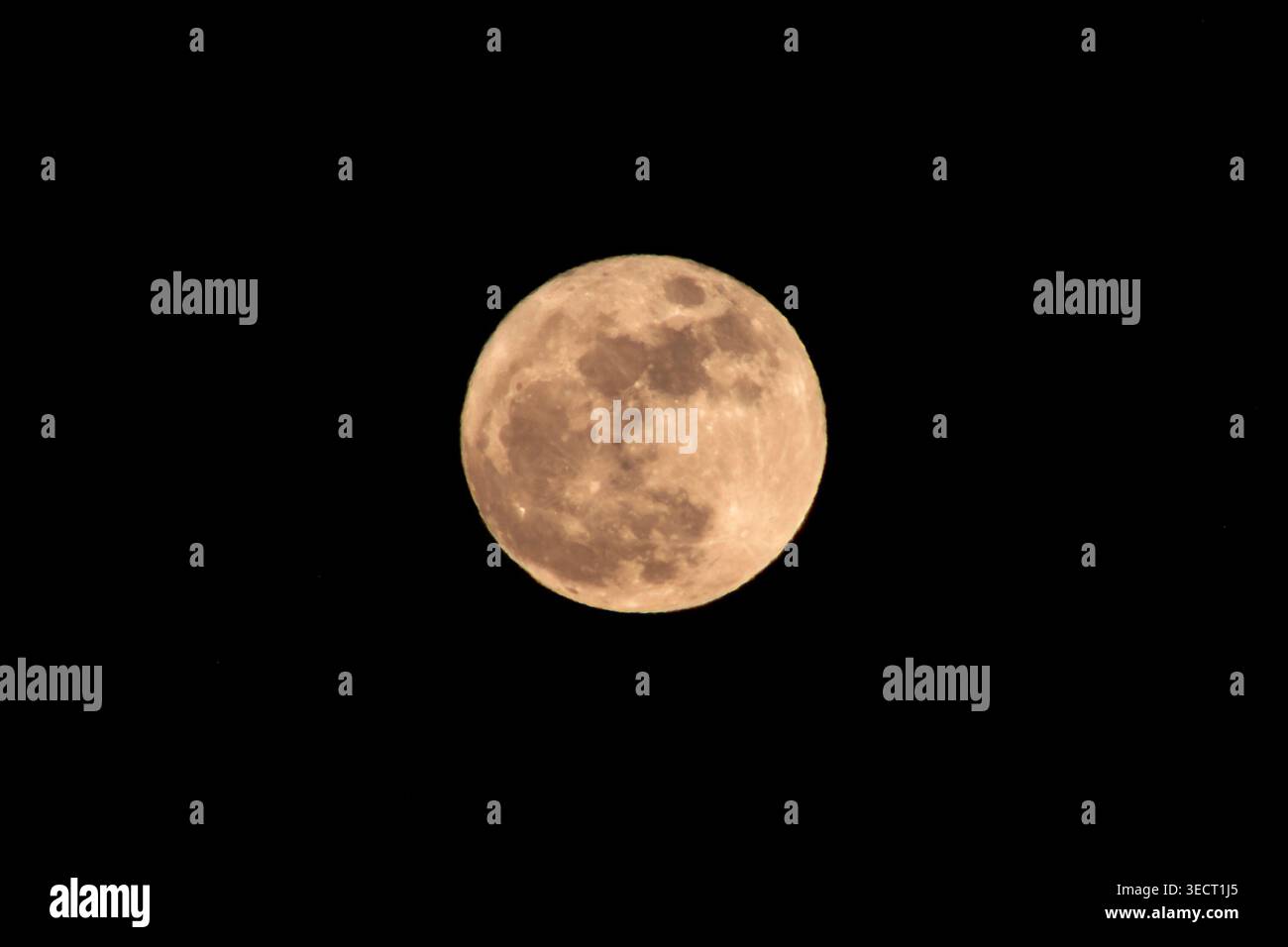 Luna piena il 1° maggio 2026, vista dalla provincia di Pisa, Italia Foto Stock
