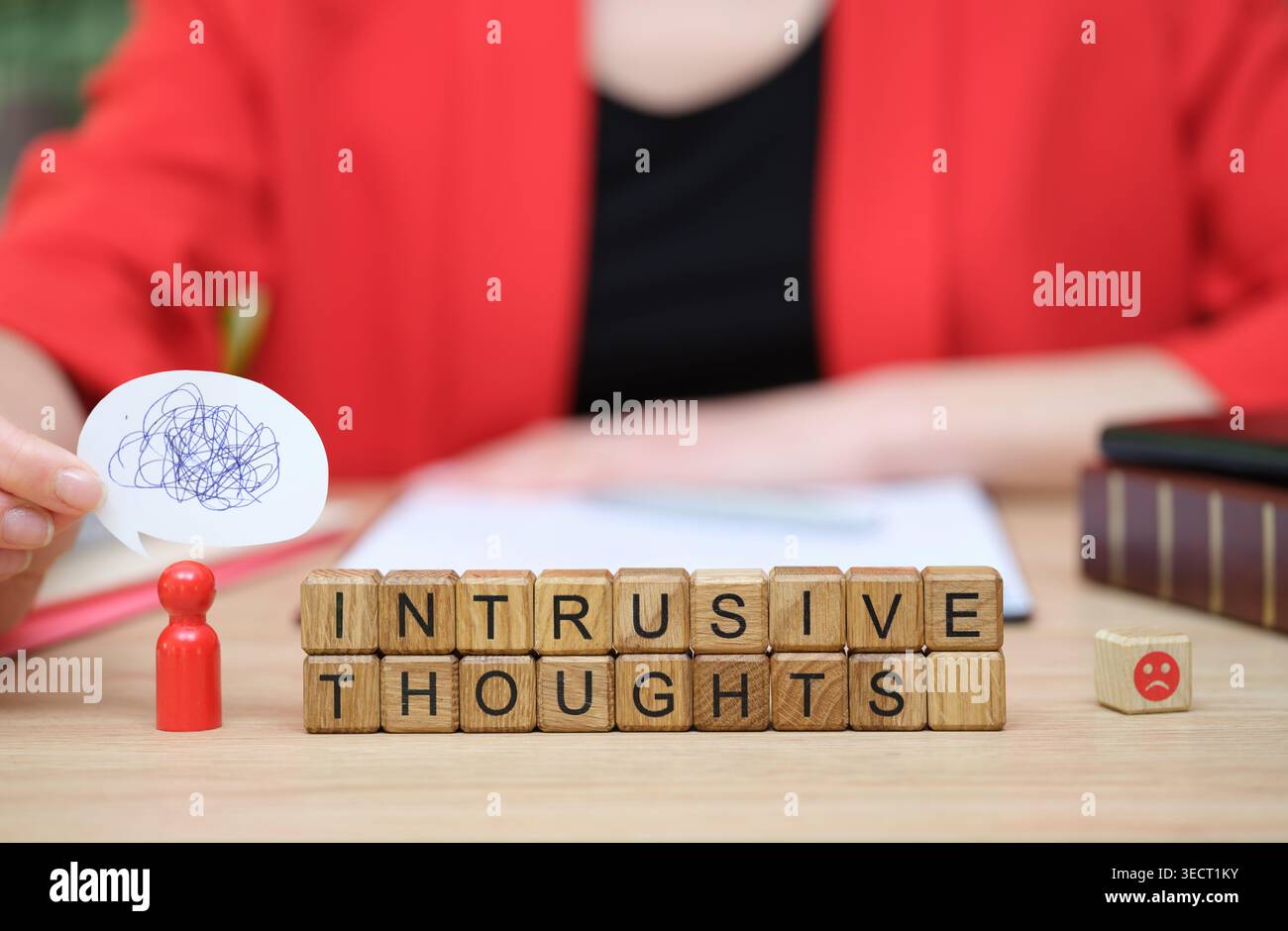 Esplorare le complessità dei pensieri intrusivi e il loro impatto sul benessere mentale Foto Stock