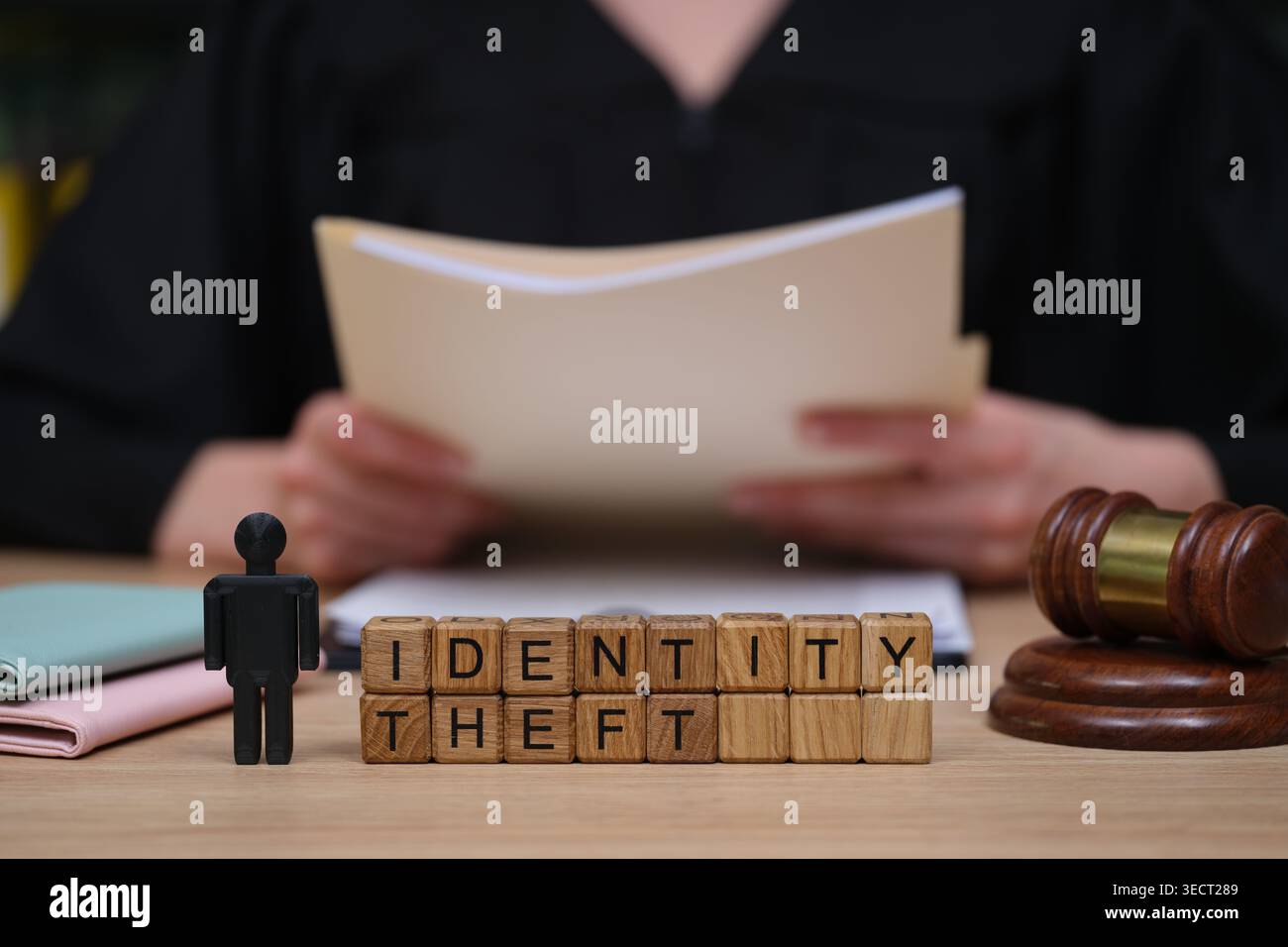 Concetto di furto d'identità raffigurato in un'aula di tribunale con documenti legali e un martelletto presente Foto Stock