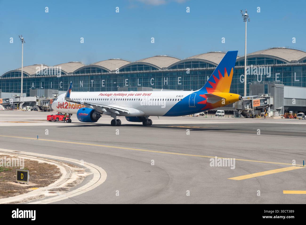 Jet2holidays Airbus A321 aereo di linea presso l'aeroporto Alicante Elche, Costa Blanca, Spagna, UE. Branding dei pacchetti vacanze. Spinta indietro per l'avvio Foto Stock