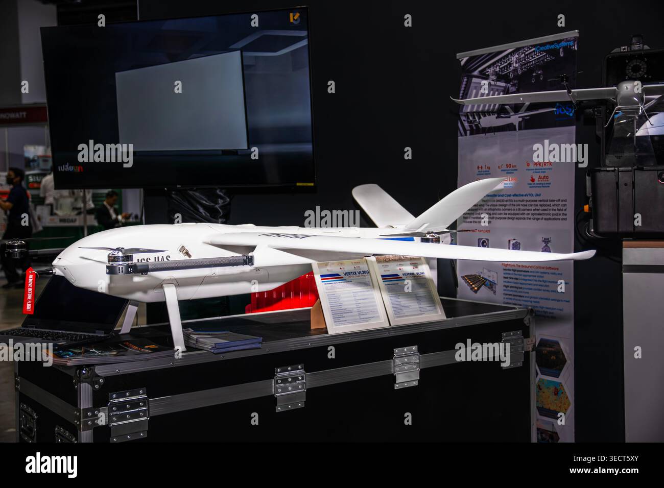 YANGDA FW-250: UAV ad ala fissa VTOL a lungo raggio con durata di 2 ore e carico utile di 2 kg. Ideale per la sorveglianza autonoma, la mappatura e la piattaforma mobile Foto Stock