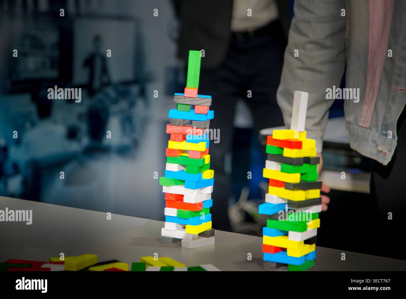 Due giochi di torri impilabili con blocchi di legno colorati in equilibrio su un tavolo durante un'attività familiare interattiva in un evento presso il QSNCC a Bangkok. Foto Stock