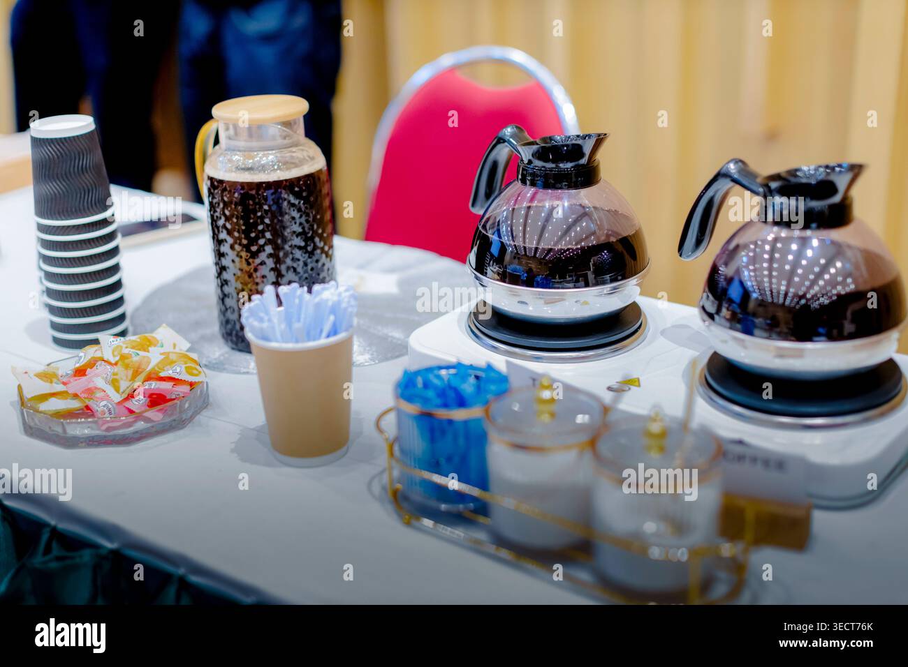 Postazione caffè self-service professionale al seminario aziendale - catering aziendale e ospitalità Foto Stock