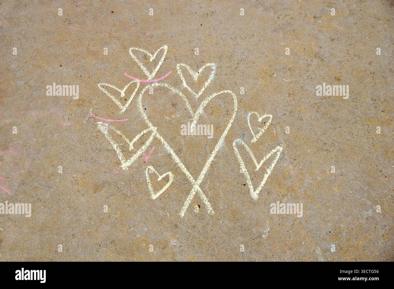 cuori di gesso bianco sul muro Foto Stock