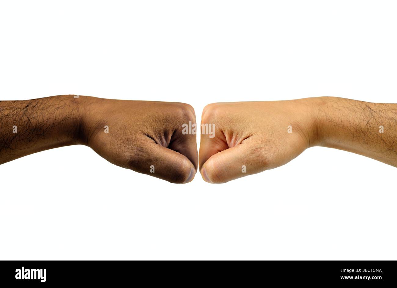 Foto ritagliata di due persone irriconoscibili che si battono l'un l'altro su uno sfondo bianco Foto Stock