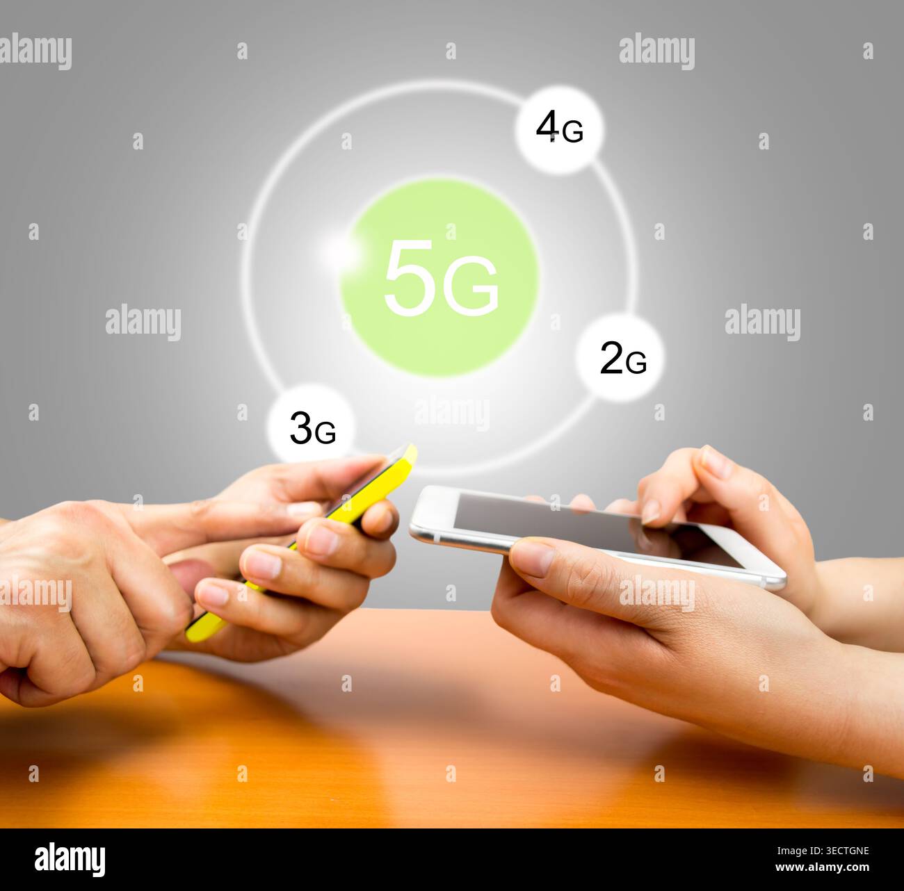 due persone con il telefono e collegati ai social network con 5g e sfondo grigio. Tutti i contenuti dello schermo sono progettati da My e non protetti da copyright di ot Foto Stock