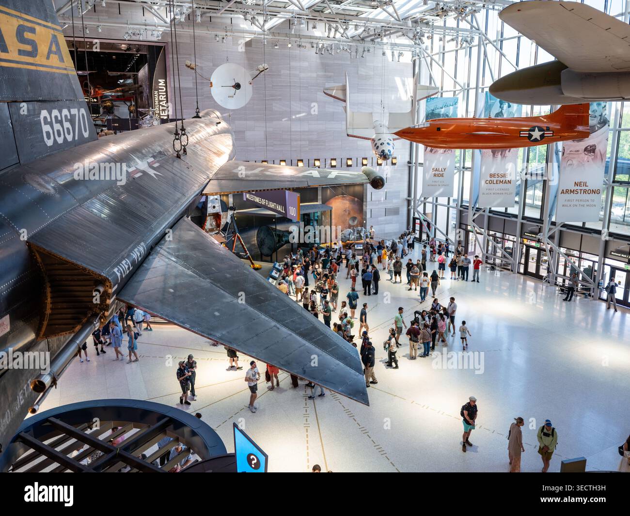 National Air and Space Museum Suspended X15 Rocket Plane Washington DC Stati Uniti | WASHINGTON D.C., Stati Uniti - i visitatori riempiono le pietre miliari del volo Hall presso lo Smithsonian National Air and Space Museum sotto un X-15 nordamericano sospeso, coda numero 66670. Gestito congiuntamente dalla NASA e dalla U.S. Air Force, il programma X-15 raggiunse Mach 6,7 negli anni '1960, raccogliendo dati che informavano i programmi Apollo e Space Shuttle. La sala ospita l'edificio Mall del museo, aperto nel 1976. Foto Stock