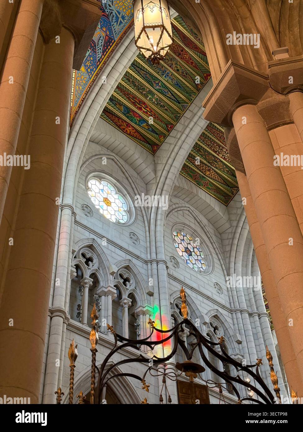 Una fotografia dettagliata all'interno della Catedral de Santa María la Real de la Almudena cattura la passerella centrale che conduce all'altare, incorniciata dal sim - Immagine stock catturata con smartphone