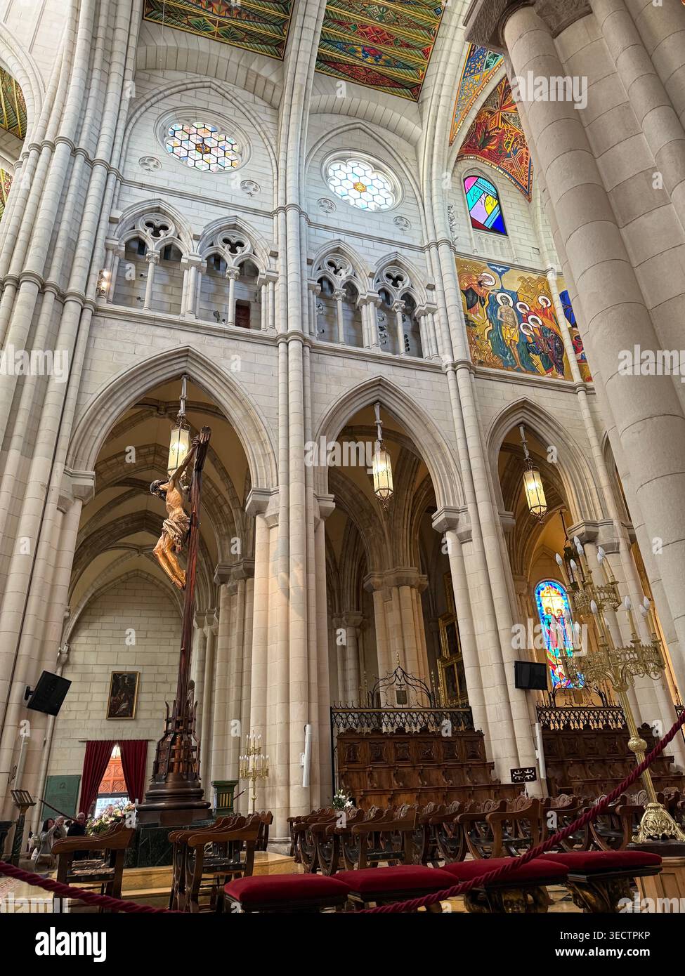 Una fotografia interna riccamente dettagliata all'interno della Catedral de Santa María la Real de la Almudena cattura il passaggio pedonale che conduce all'altare della cattedrale, f - Immagine stock catturata con smartphone