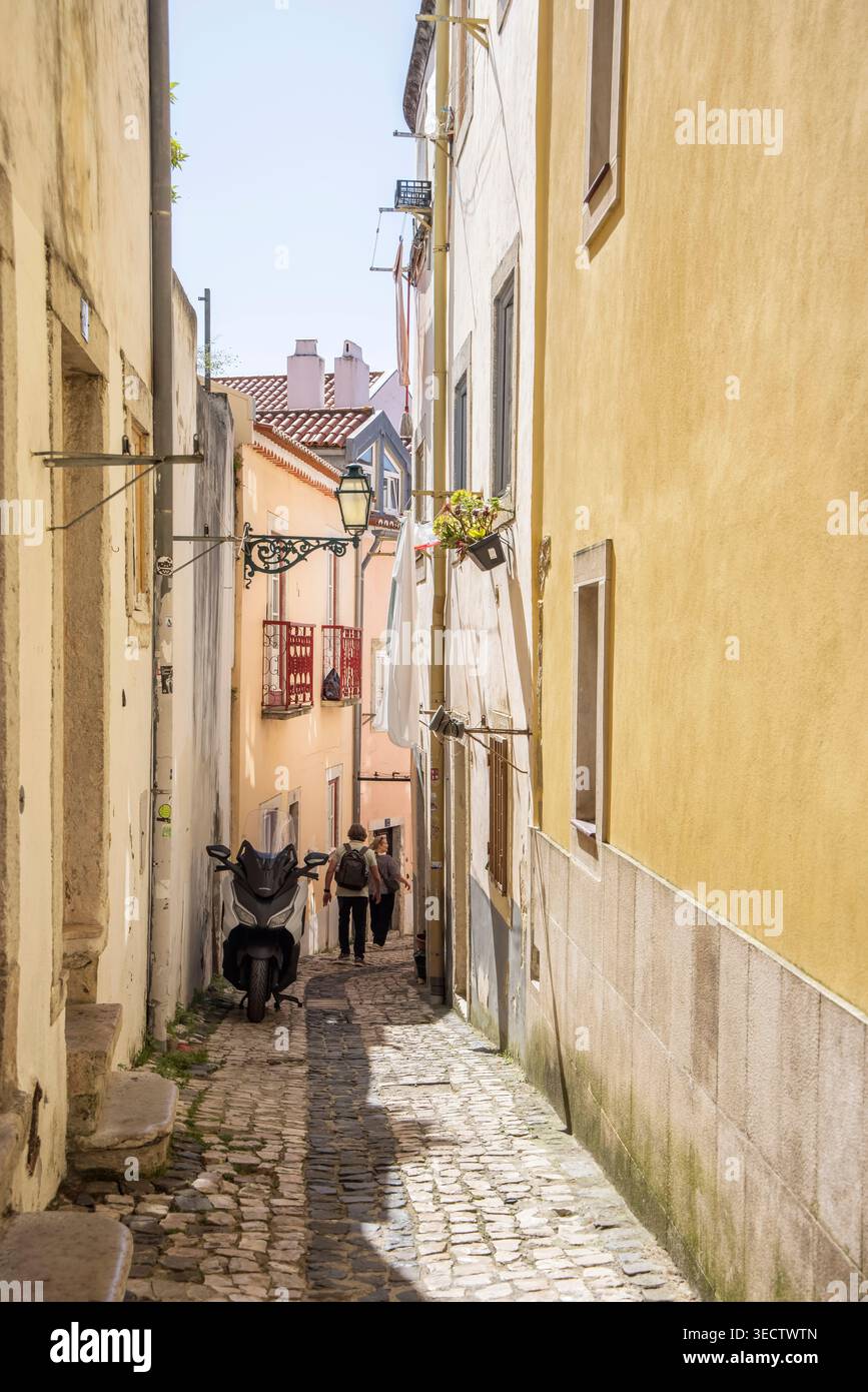 tipiche stradine antiche nella città vecchia di lisbona in portogallo Foto Stock