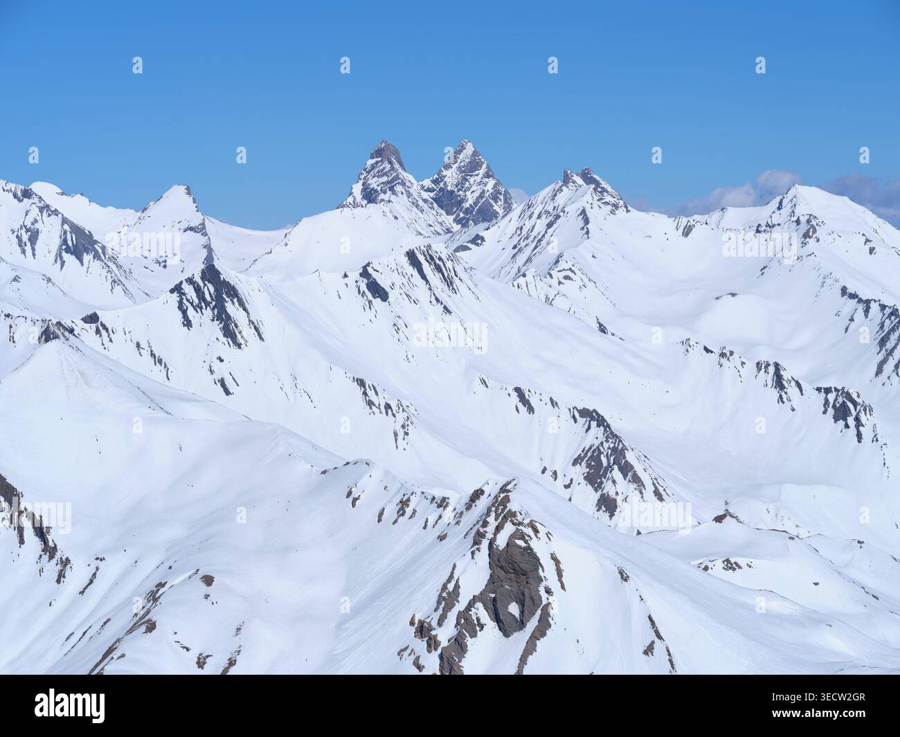 VISTA AEREA. Aiguilles d'Arves (altitudine: 3514 m) all'inizio della primavera, vista da sud-est. Valloire, Savoia, Auvergne-Rhône-Alpes, Francia. Foto Stock