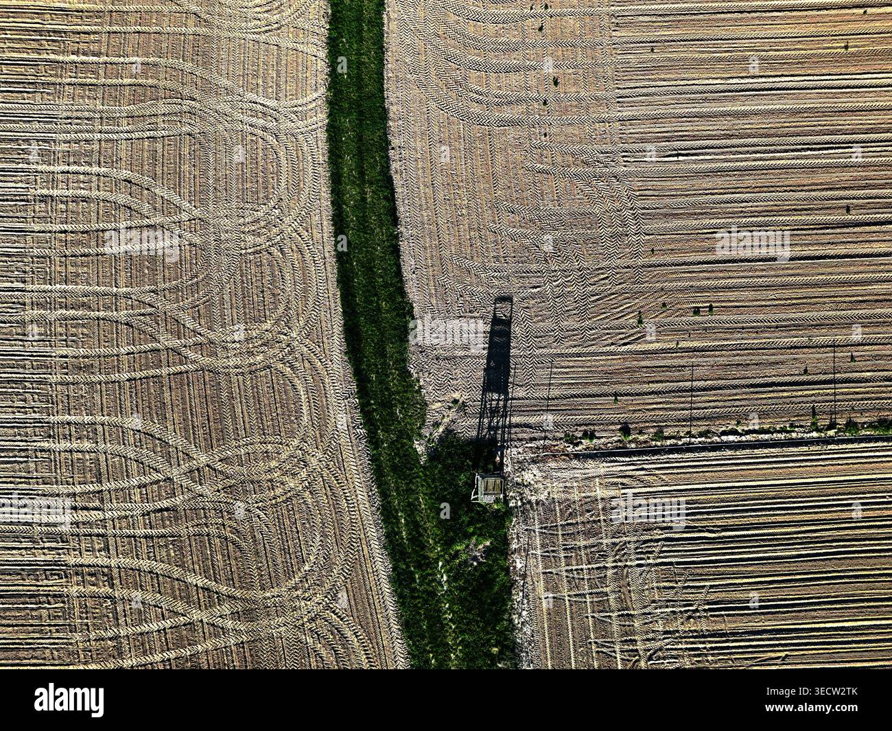 Brown Fields linee di trattori e caccia in imboscata in questa foto con drone nadir. Foto Stock