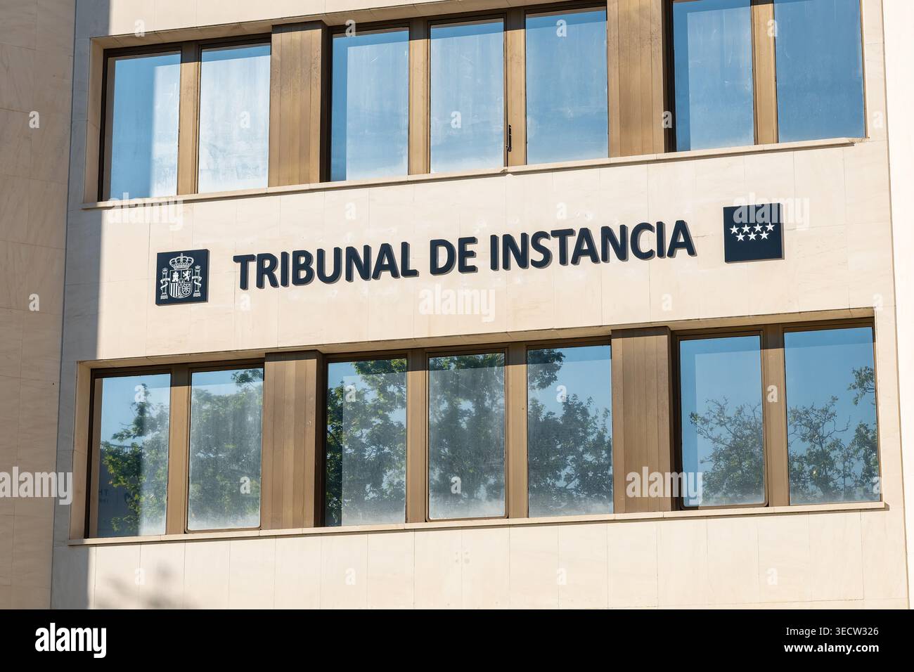 Madrid, Spagna, 19 aprile 2026: Segno dei tribunali di primo grado e istruzione a Madrid, Spagna. Foto Stock