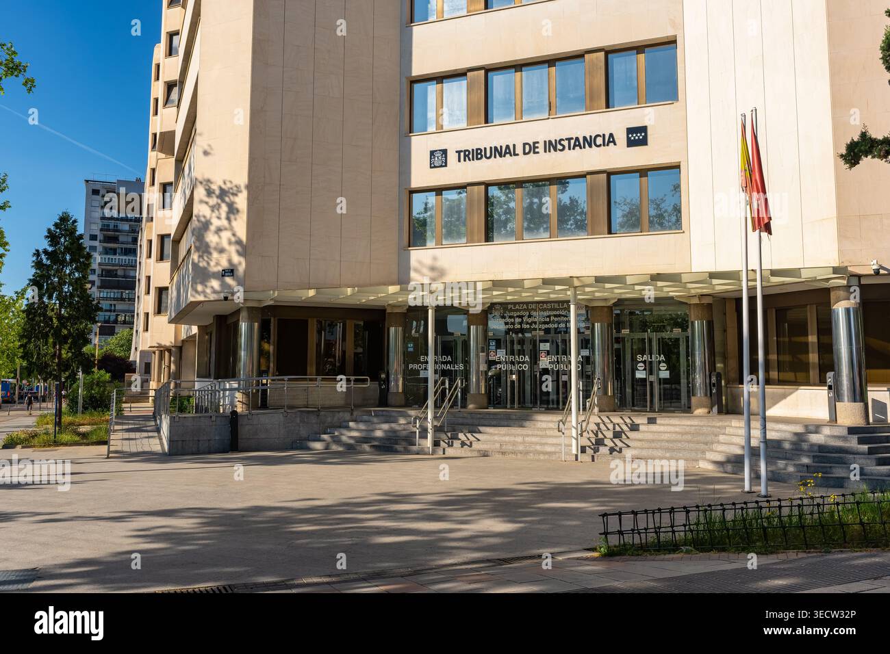 Madrid, Spagna, 19 aprile 2026: Ingresso principale ai tribunali di istanza della comunità di Madrid, Spagna. Foto Stock