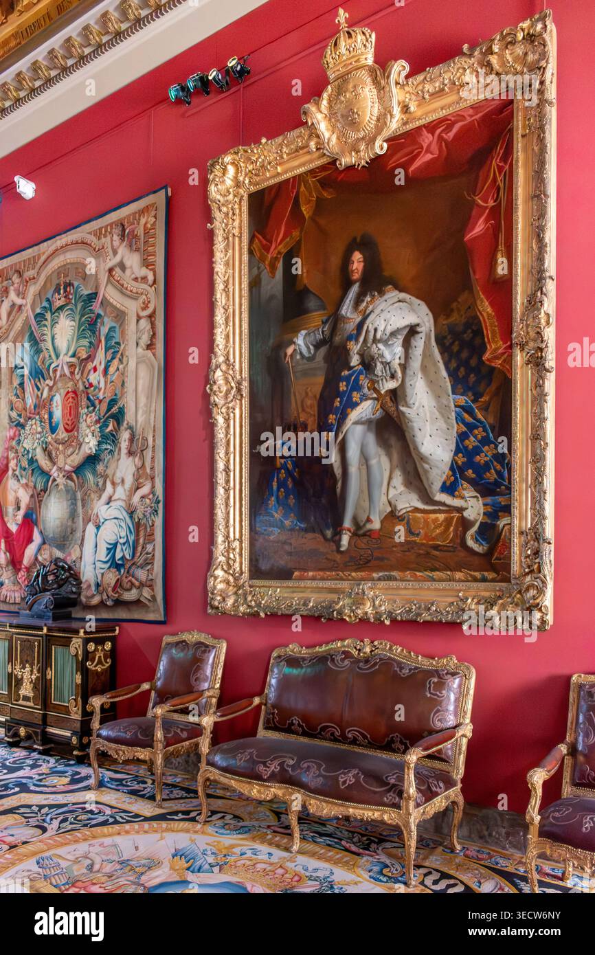 Parigi, Francia - 11 agosto 2023: Ritratto di Luigi XIV dipinto da Hyacinthe Rigaud nel 1701, raffigurante il Re Sole nelle vesti dell'incoronazione, in mostra Foto Stock