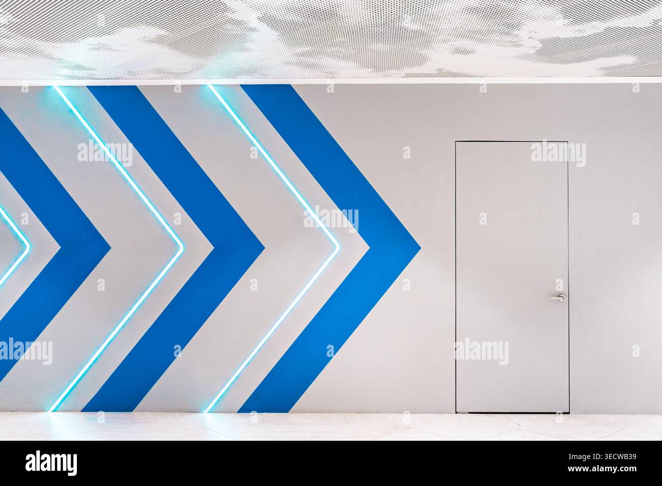 Parete bianca minimalista con frecce blu che puntano verso una porta chiusa Design moderno pulito che simboleggia la scelta della direzione guida al processo decisionale pr Foto Stock