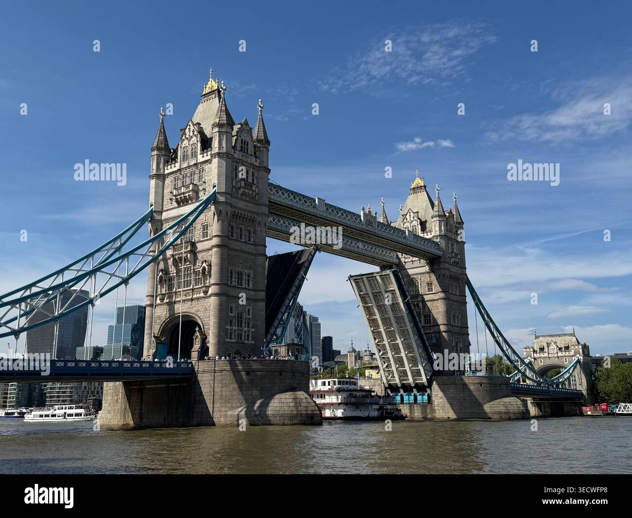 Dixie Queen naviga sotto i bascule rialzati di Tower Bridge, Londra, Regno Unito Foto Stock