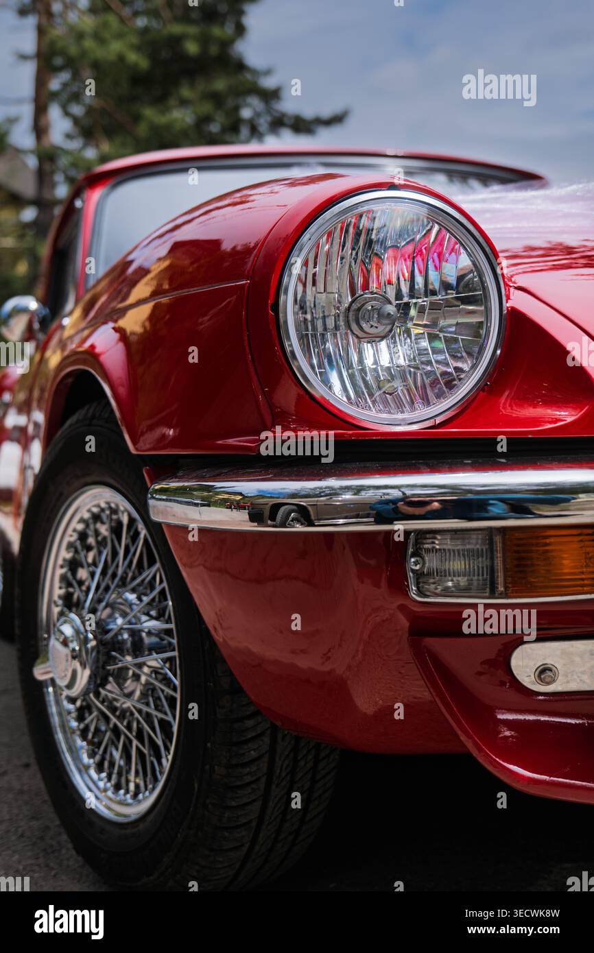 Dettaglio anteriore della classica auto sportiva Triumph GT6 rossa con paraurti cromato e ruote metalliche Foto Stock