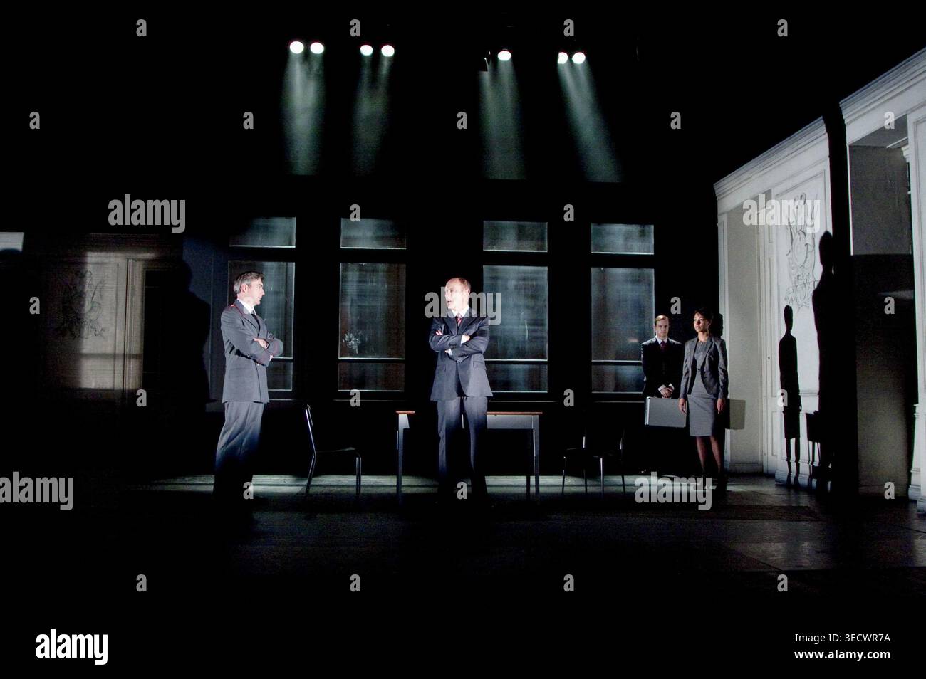 IV/III - centro: Patrick Malahide (Claudius) in FRAZIONE di Shakespeare all'Olivier Theatre, National Theatre (NT), Londra SE1 07/10/2010 musica: Alex Baranowski suono: Paul Groothuis design: Vicki Mortimer illuminazione: Jon Clark combatte: Kate Waters coreografia: Fin Walker regista: Nicholas Hytner Foto Stock