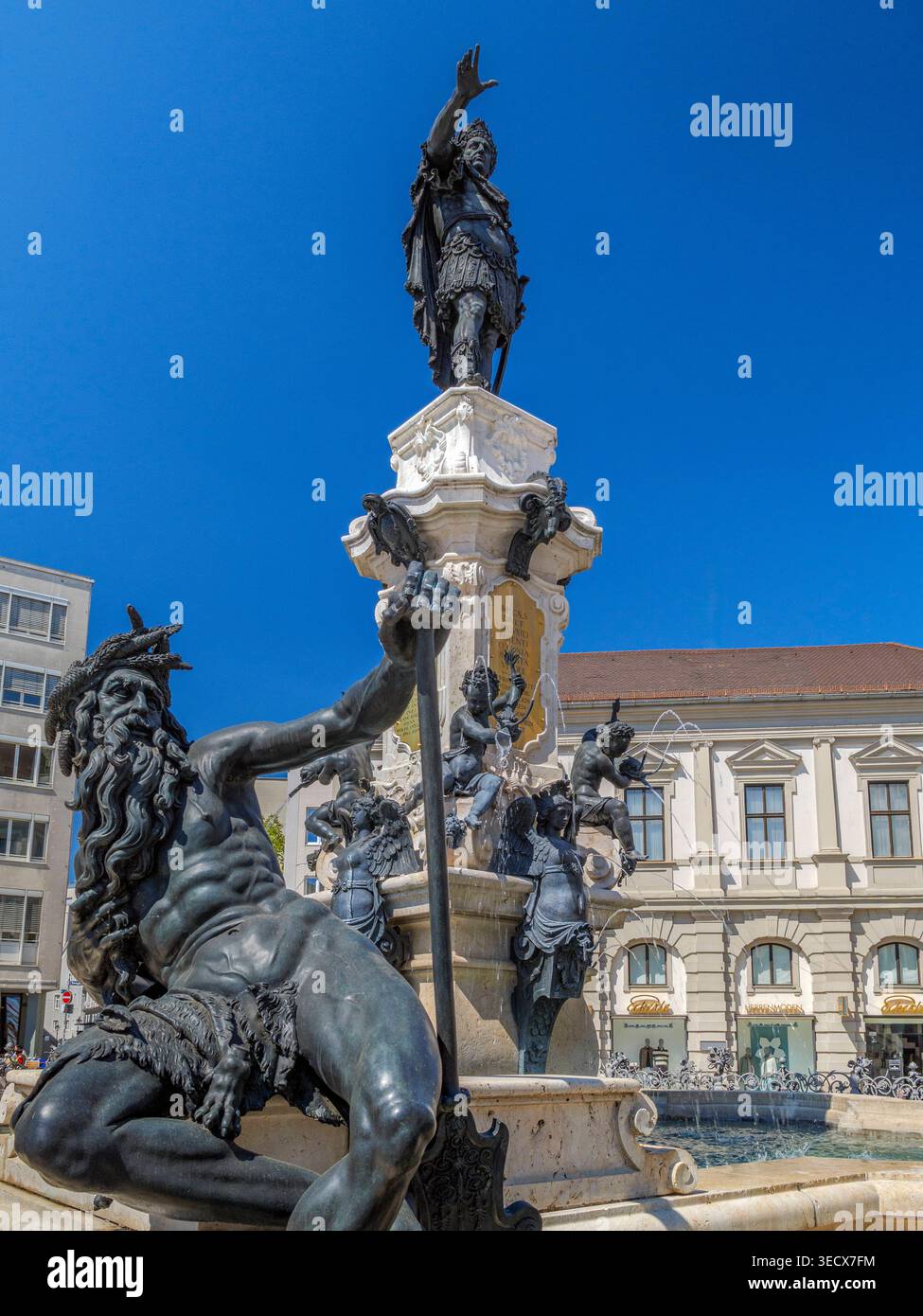 Statua von Kaiser Augustus auf dem Augustusbrunnen am Rathausplatz, Augusta, Schwaben, Bayern, Deutschland Statua von Kaiser Augustus auf dem Augustu Foto Stock