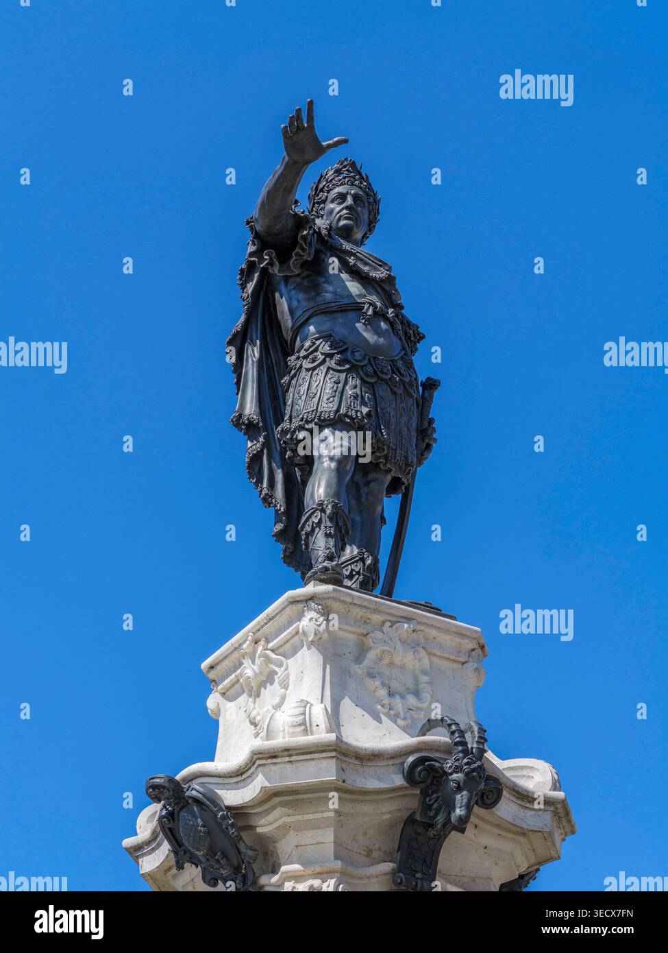 Statua von Kaiser Augustus auf dem Augustusbrunnen am Rathausplatz, Augusta, Schwaben, Bayern, Deutschland Statua von Kaiser Augustus auf dem Augustu Foto Stock