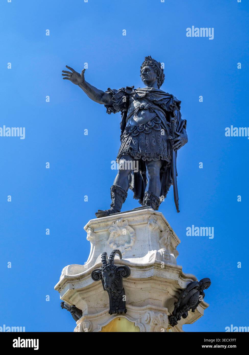 Statua von Kaiser Augustus auf dem Augustusbrunnen am Rathausplatz, Augusta, Schwaben, Bayern, Deutschland Statua von Kaiser Augustus auf dem Augustu Foto Stock