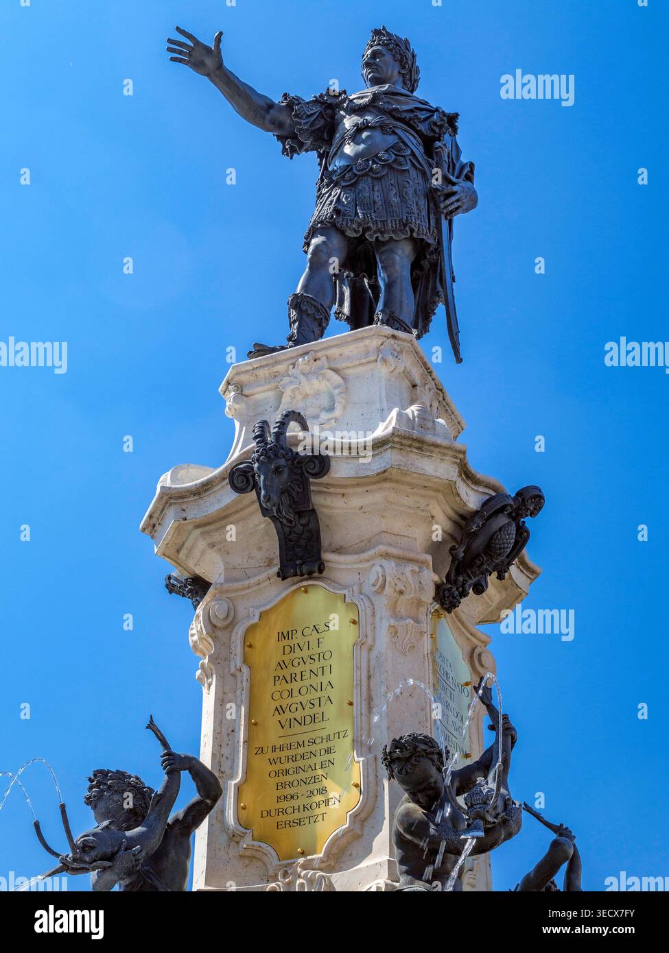 Statua von Kaiser Augustus auf dem Augustusbrunnen am Rathausplatz, Augusta, Schwaben, Bayern, Deutschland Statua von Kaiser Augustus auf dem Augustu Foto Stock