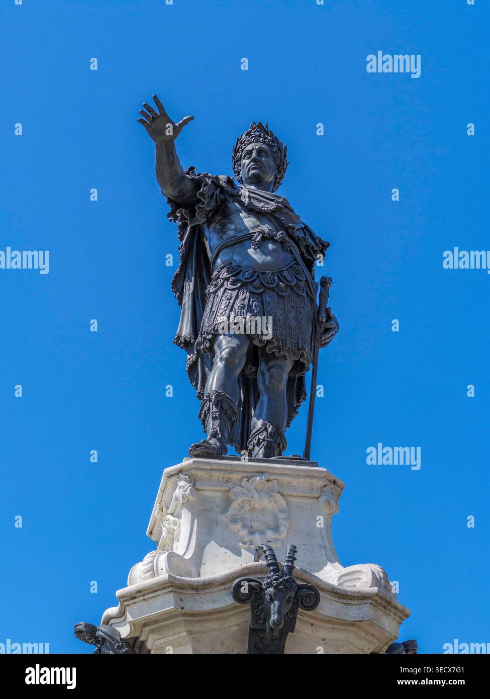 Statua von Kaiser Augustus auf dem Augustusbrunnen am Rathausplatz, Augusta, Schwaben, Bayern, Deutschland Statua von Kaiser Augustus auf dem Augustu Foto Stock