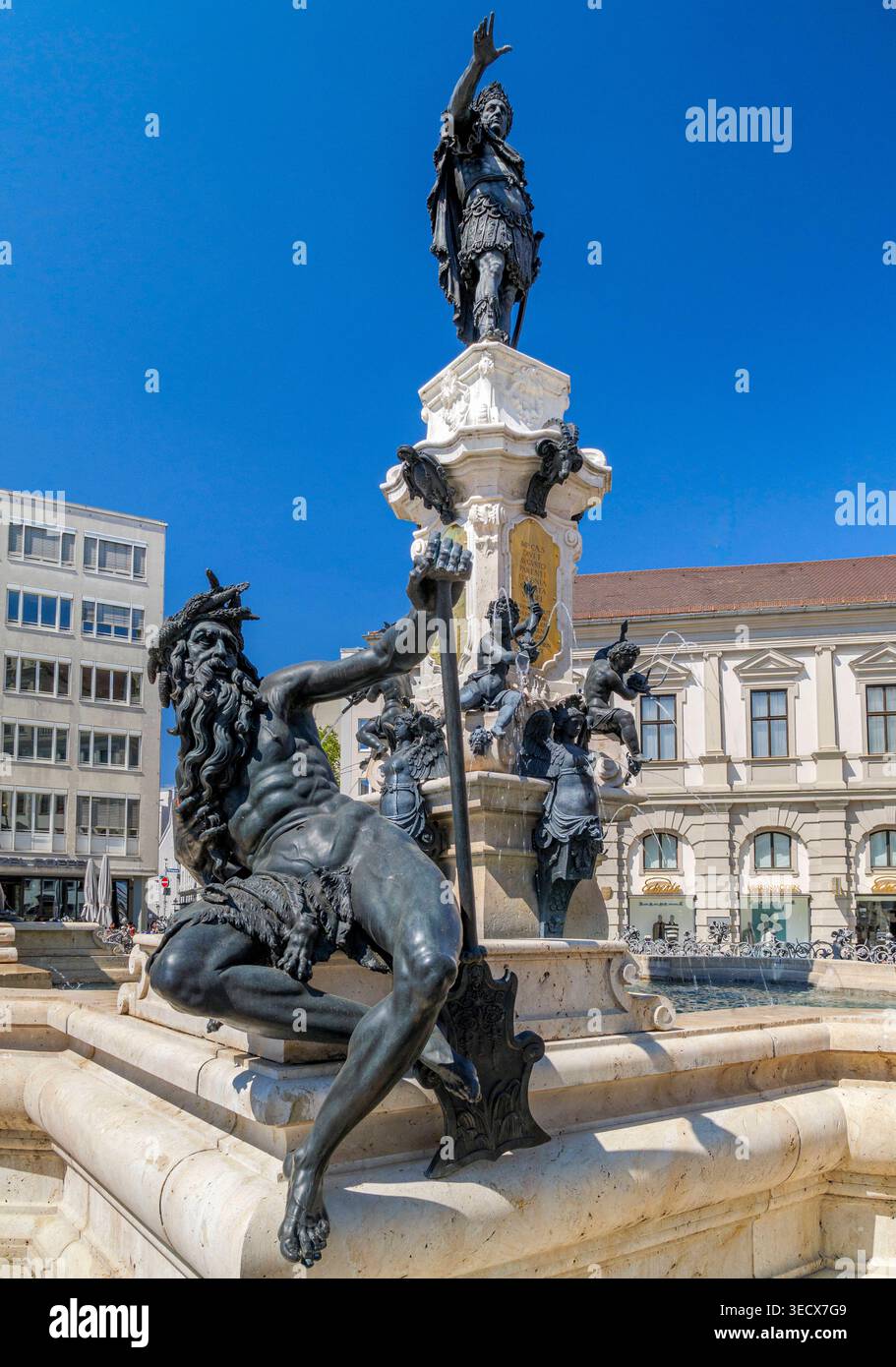 Statua von Kaiser Augustus auf dem Augustusbrunnen am Rathausplatz, Augusta, Schwaben, Bayern, Deutschland Statua von Kaiser Augustus auf dem Augustu Foto Stock