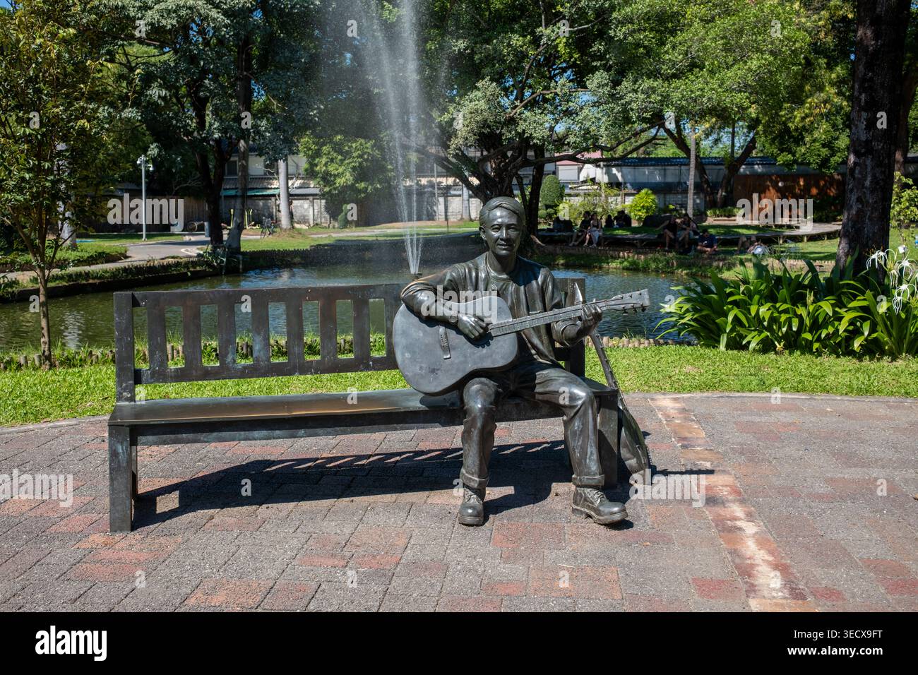 Scultura del chitarrista nel Buak Hard Public Park di Chiang mai in Thailandia Foto Stock