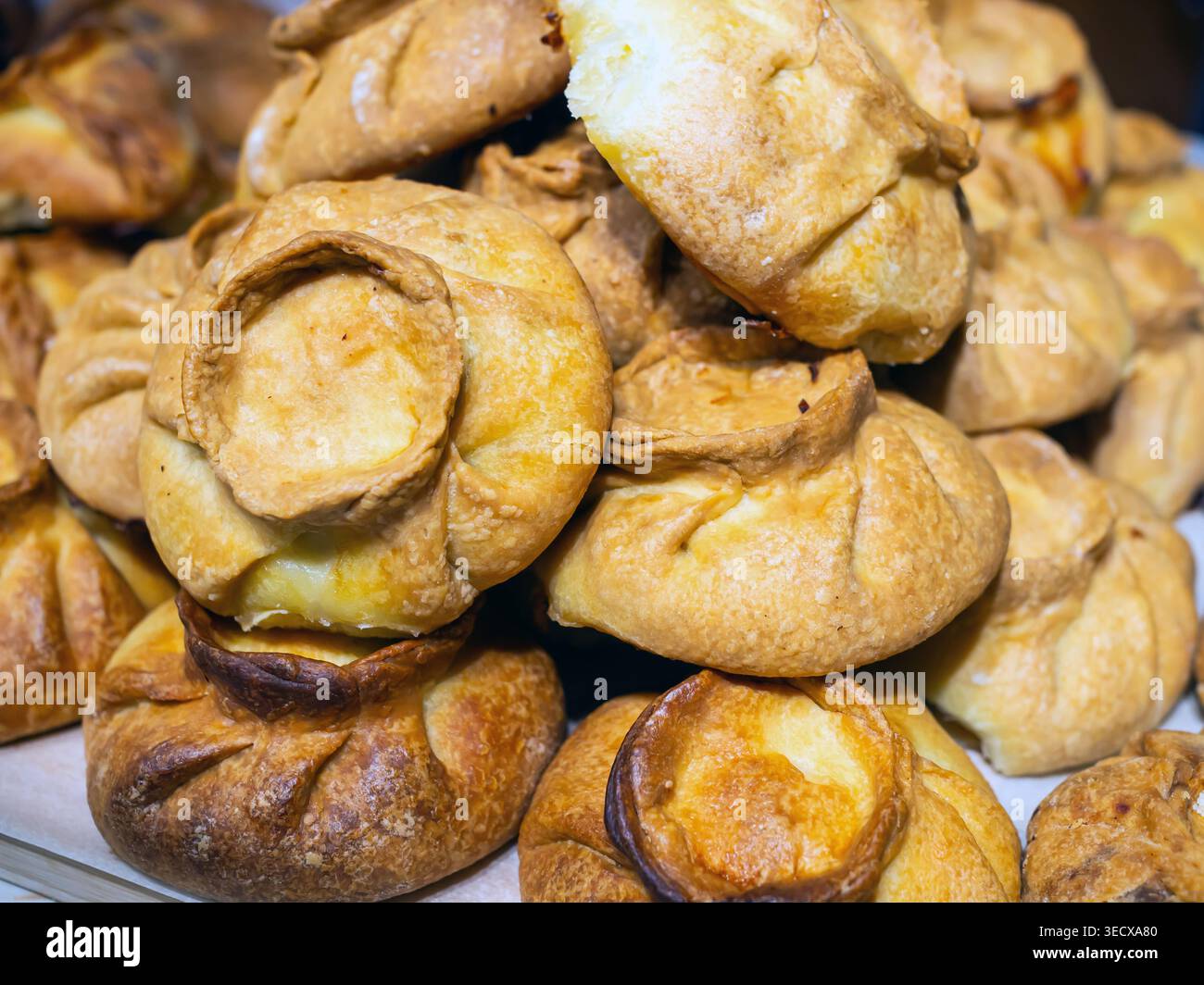 Un piatto con torte tartaro rotonde Foto Stock