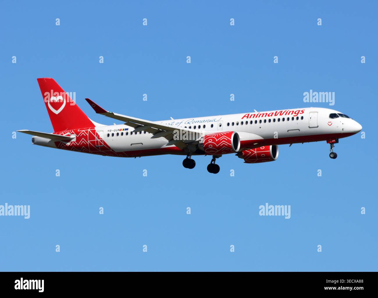 Un Airbus A220-300 del vettore rumeno Animawings Foto Stock