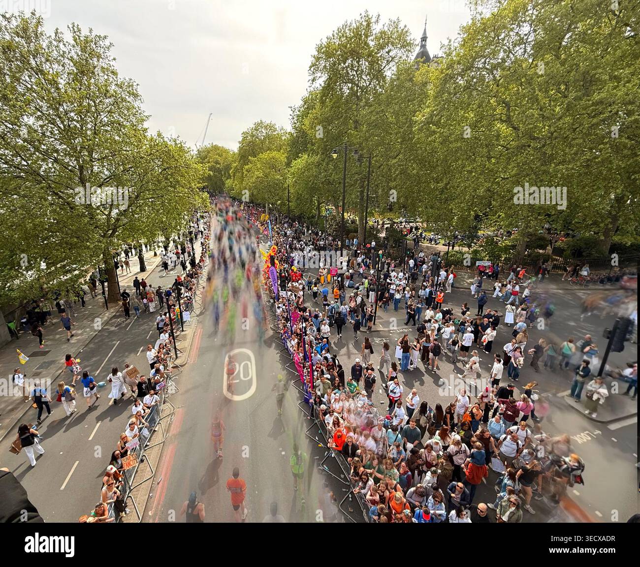 Maratona di Londra 2026 dal ponte di Charing Cross. Figure sfocate in movimento mentre i corridori passano. - Immagine stock catturata con smartphone