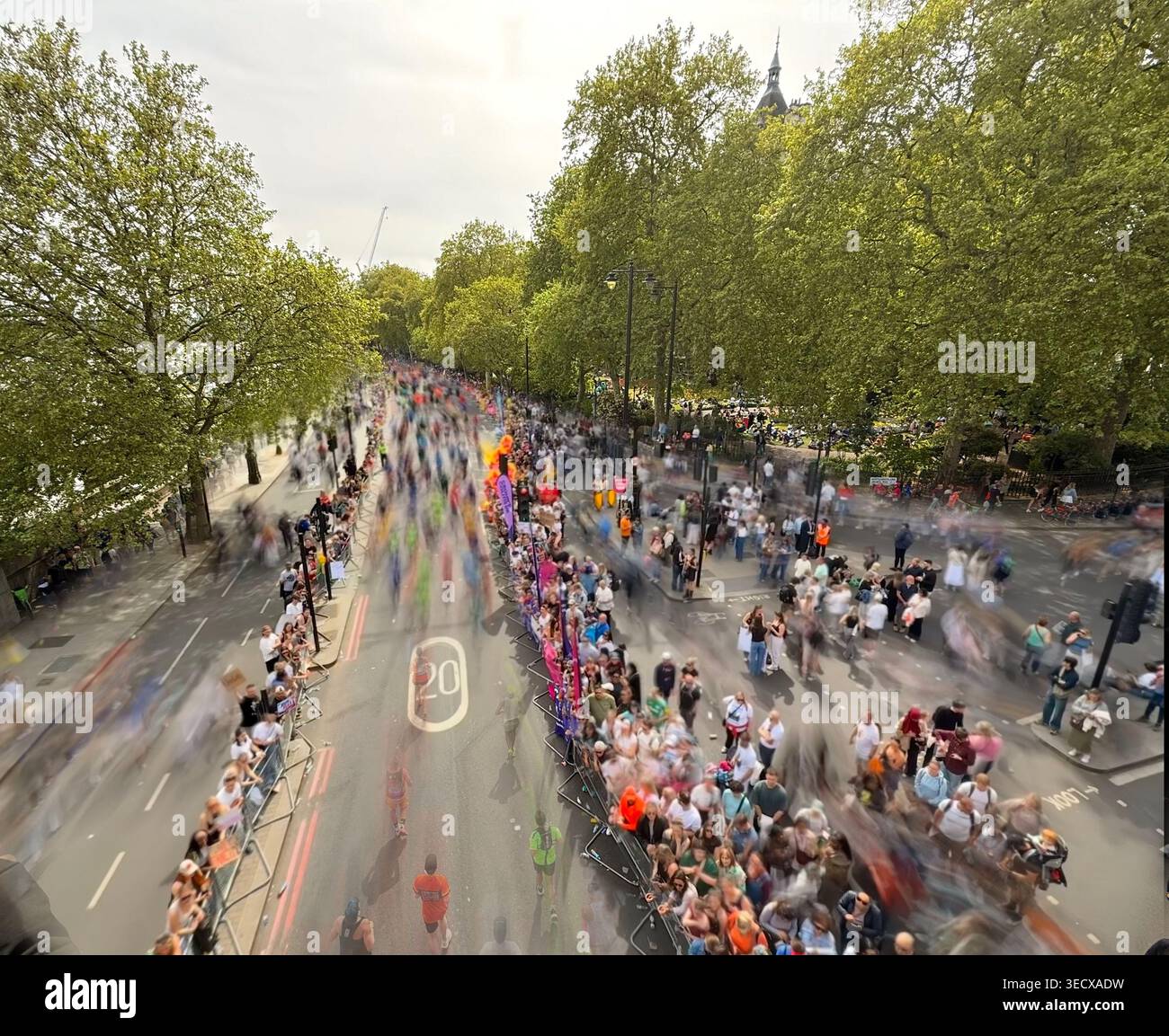 Maratona di Londra 2026 dal ponte di Charing Cross. Figure sfocate in movimento mentre i corridori passano. - Immagine stock catturata con smartphone