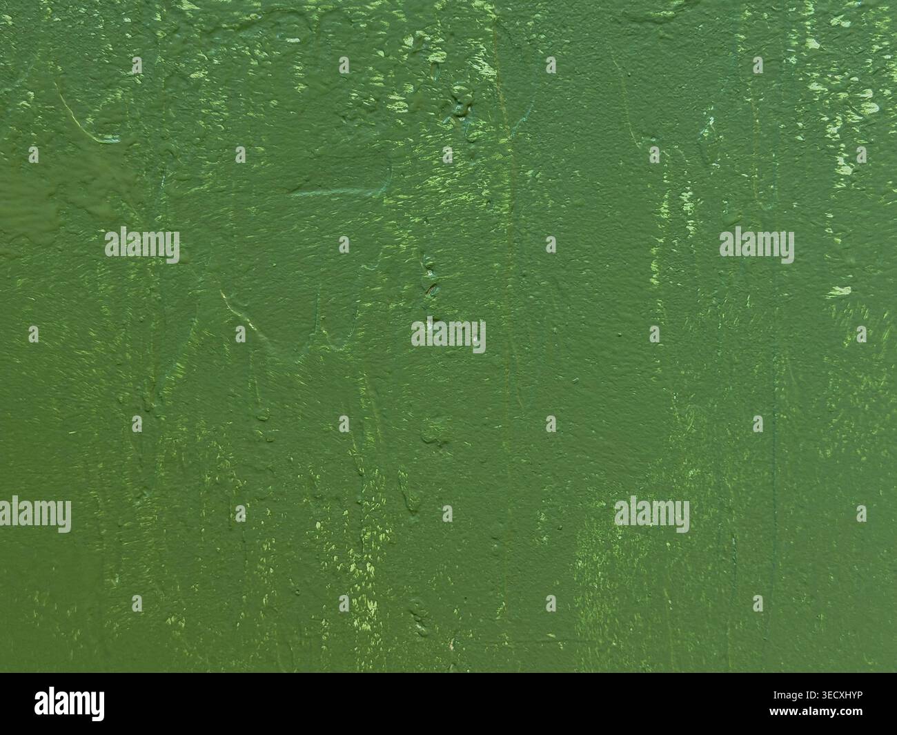Moderna parete di accento verde che mostra lucentezza riflettente con texture complesse e profondità visiva Foto Stock