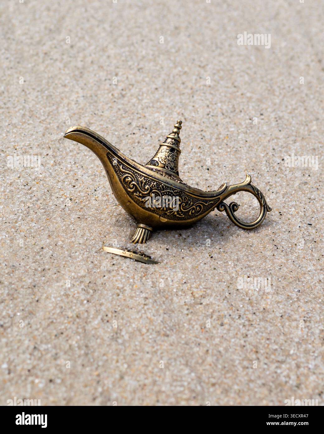 Lampada Magic Genie sulla sabbia con spazio copia, concetto di desideri e sogni Foto Stock