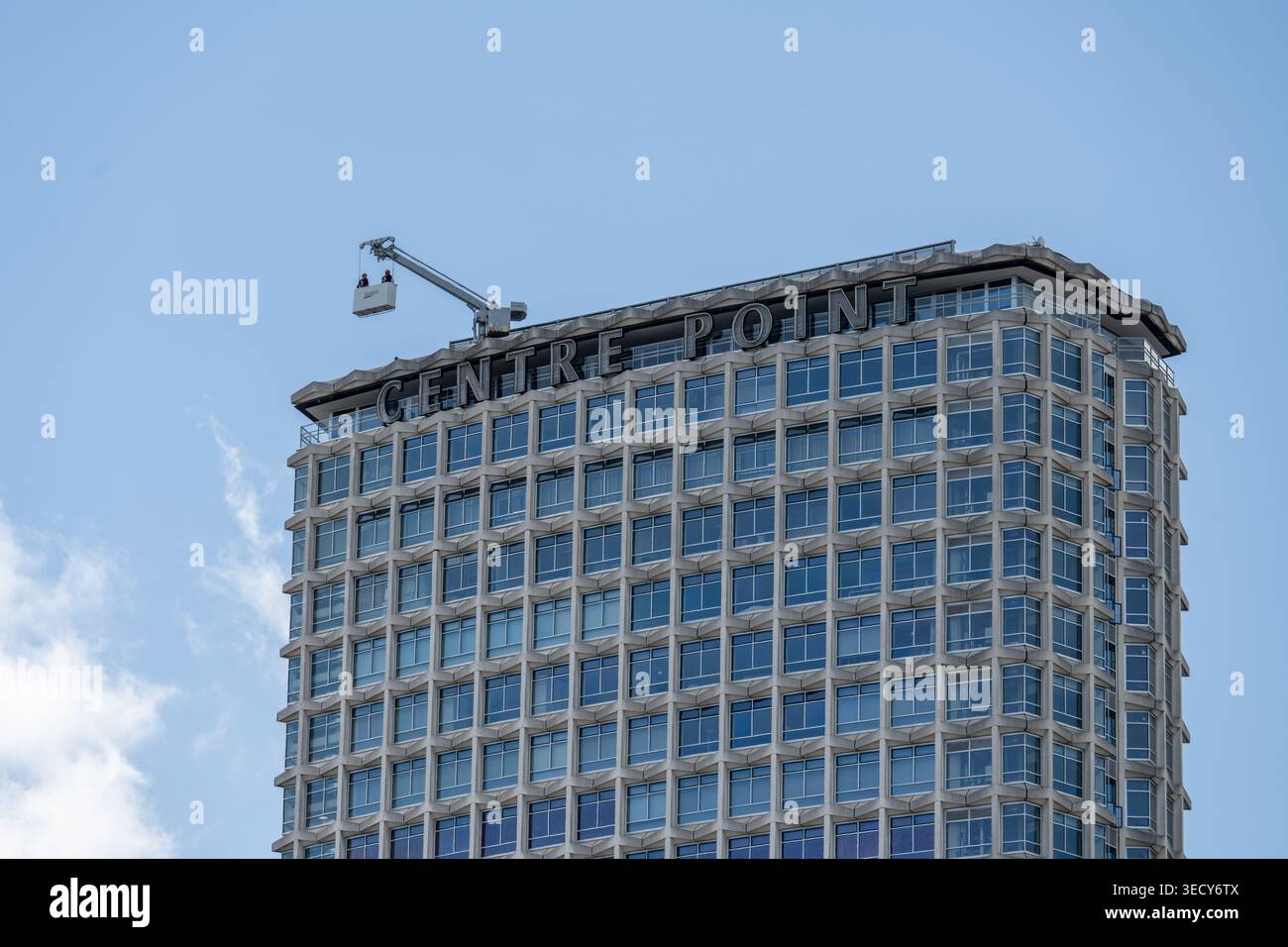 Londra, Regno Unito - 4 luglio 24: Vista verso l'alto della torre modernista di Centre Point con cartello sul tetto e piattaforma di manutenzione, Londra, Inghilterra, Regno Unito. Foto Stock